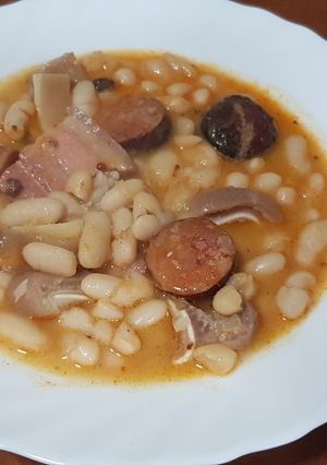 A picture of Fabada with Chorizo, Blood Sausage, and Pork Ear in a Pressure Cooker.