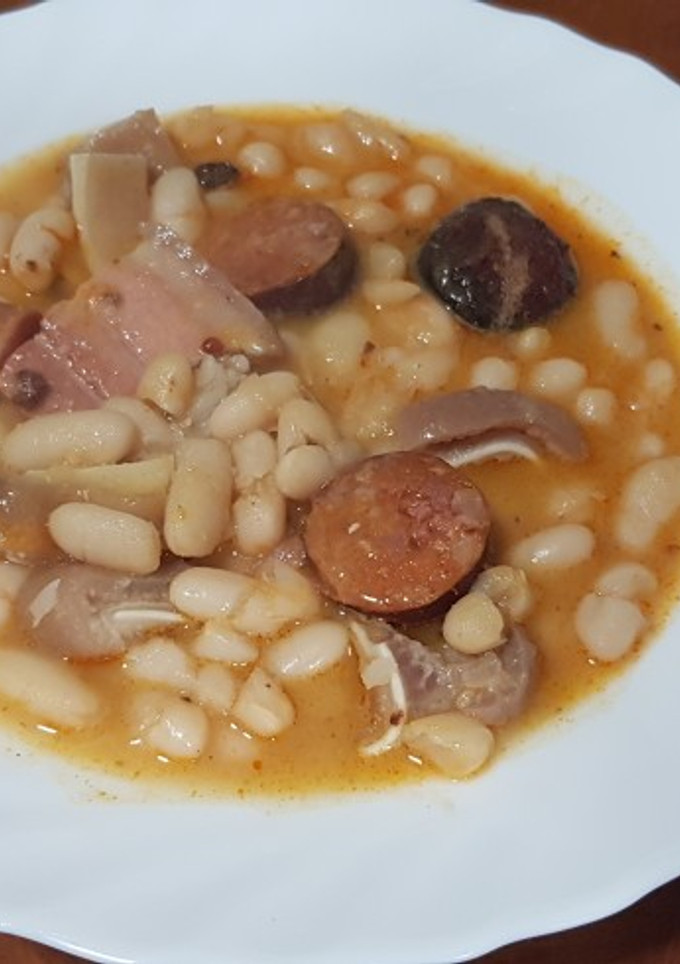 Una foto de Fabada con chorizo, morcilla y oreja en olla rápida