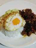 เนื้อผัดใบกระเพราไข่ดาวราดหน้าข้าว
