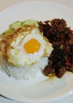 รูปของ เนื้อผัดใบกระเพราไข่ดาวราดหน้าข้าว
