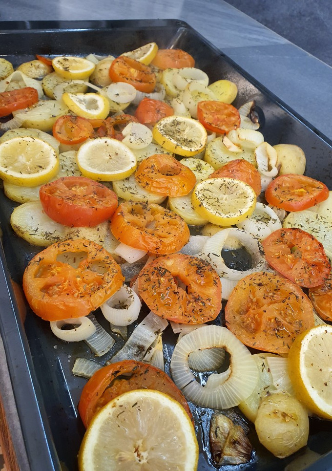 Una foto de Patatas al horno con verduritas (guarnición)