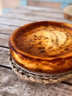 Una foto de New York cheesecake con dulce de leche