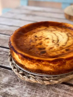 Una foto de New York cheesecake con dulce de leche