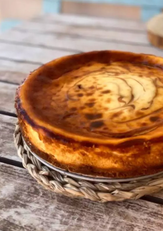 Una foto de New York cheesecake con dulce de leche