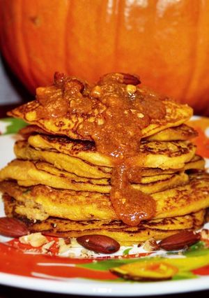 Una foto de Pancakes de calabaza 🎃 y SALSA de caramelo con calabaza y maní
