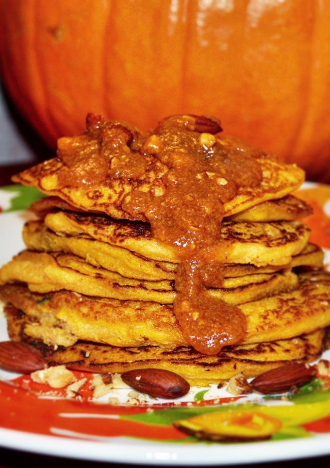 Una foto de Pancakes de calabaza 🎃 y SALSA de caramelo con calabaza y maní