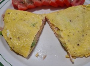 Una foto de Omelette de pechuga de pavo y aguacate