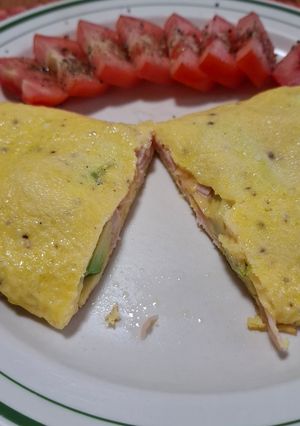 Una foto de Omelette de pechuga de pavo y aguacate