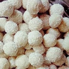 A picture of Sweet Coconut Balls.