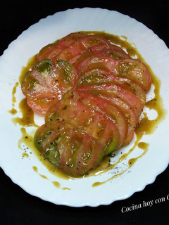 Una foto de Tomate con vinagreta de mostaza y miel