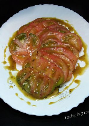 Una foto de Tomate con vinagreta de mostaza y miel