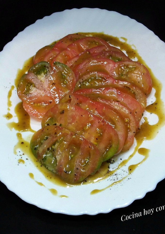 Una foto de Tomate con vinagreta de mostaza y miel