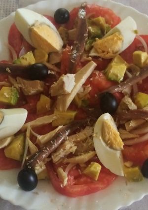 Una foto de Ensalada de Tomate con Bonito del Norte y Anchoas