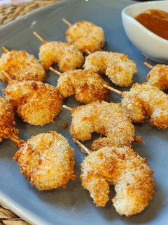 Una foto de Gambas fritas con coco y chutney de melocotón en AirFryer Ninja