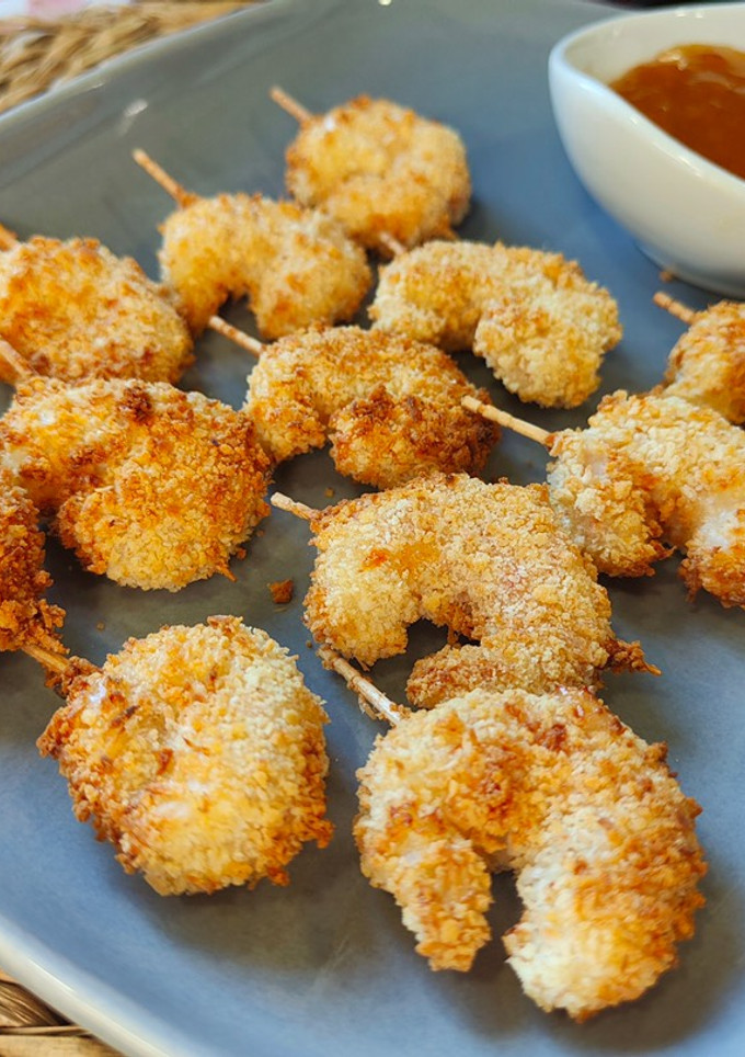 Una foto de Gambas fritas con coco y chutney de melocotón en AirFryer Ninja