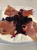 Burrata con arándanos confitados y jamón