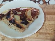 Una foto de tarta de avena y banana