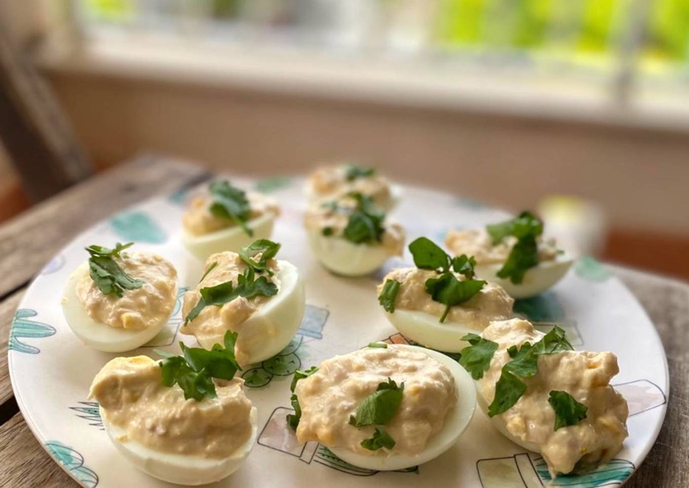 Huevos rellenos de atún y toque de limón 🍋