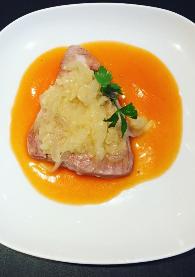 Una foto de Atún encebollado con salsa agridulce facilísimo y riquísimo