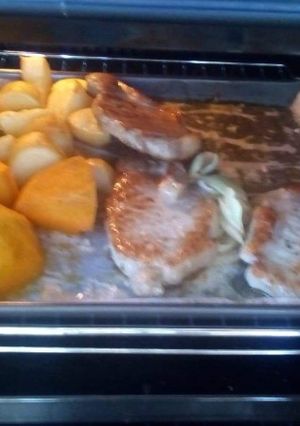 Una foto de Cerdo y vegetales