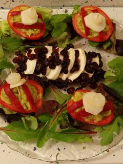 Una foto de Mozzarella con arándanos y tomates rellenos de guacamole con peras