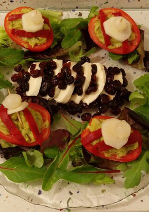 Foto principal de Mozzarella con arándanos y tomates rellenos de guacamole con peras
