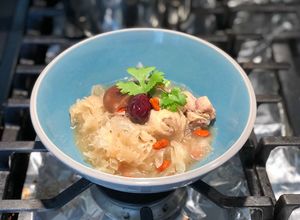 Hình của món Canh Đùi gà hầm (chưng) nấm tuyết nước dừa tươi.