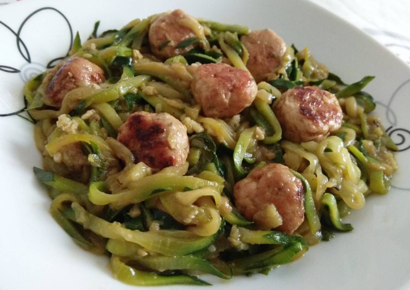 Spaghetti de Calabacín con albóndigas de pollo