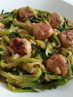 Una foto de Spaghetti de Calabacín con albóndigas de pollo