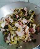 Thịt heo xào cải chua