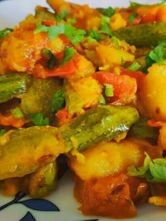 परवल आलू की सूखी सब्जी (Parwal aloo ki sukhi sabzi recipe in Hindi) रेसिपी मुख्य फोटो