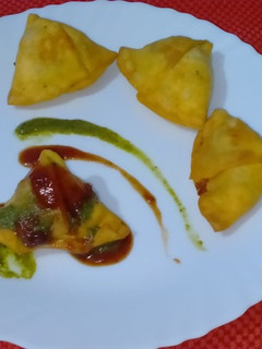 आलू के समोसे (aloo ke samose recipe in Hindi) रेसिपी मुख्य फोटो