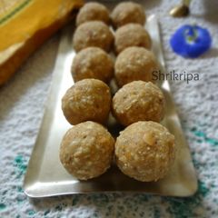 A picture of Beaten rice/Poha laddu:.