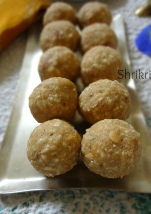 A picture of Beaten rice/Poha laddu:.