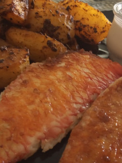 Una foto de Loritos a la Plancha con Patatas Gajo y Mayonesa de Soja y Salsa de Humo