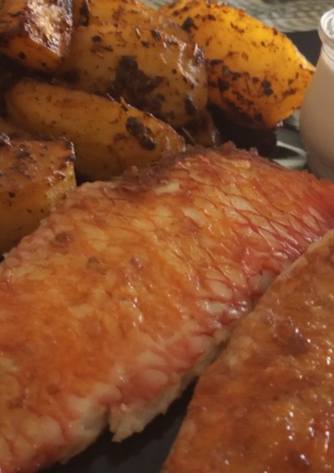 Una foto de Loritos a la Plancha con Patatas Gajo y Mayonesa de Soja y Salsa de Humo