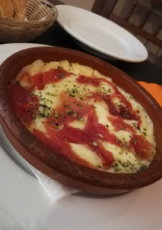 Una foto de Provolone con jamón