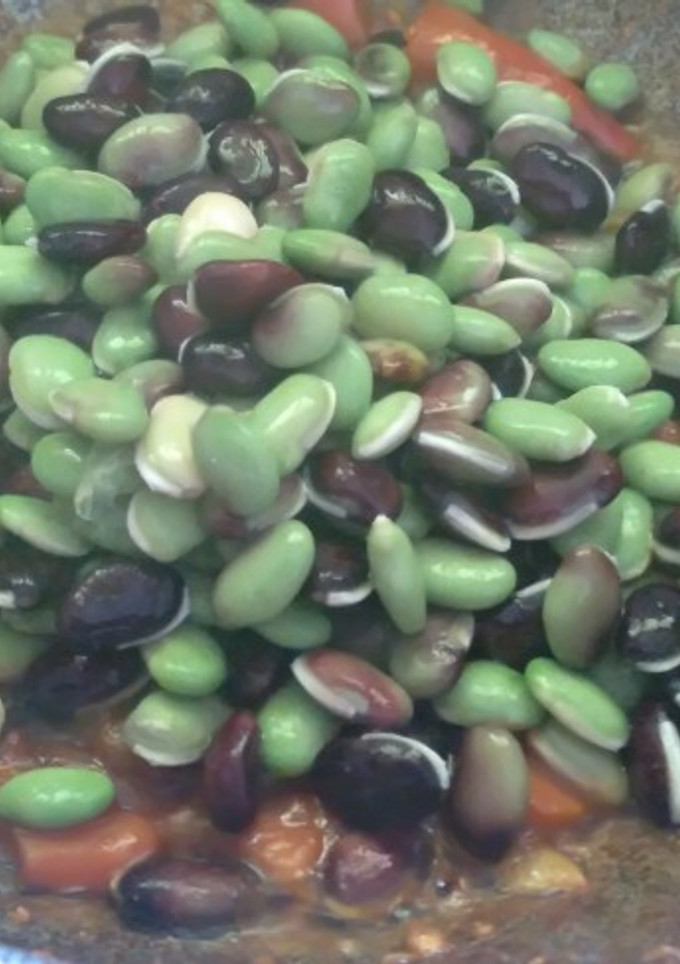 ஹோட்டல் முறையில் பச்சை மொச்சை குருமா (Pachai mochai kuruma recipe in tamil) செய்முறை முக்கிய புகைப்படம்