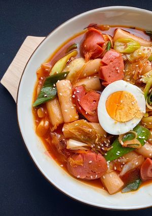 Hình của món Tokbokki xào kim chi xúc xích.