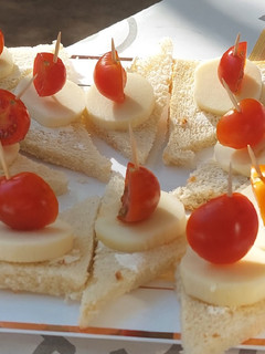 Una foto de Canapés fáciles con pan de molde