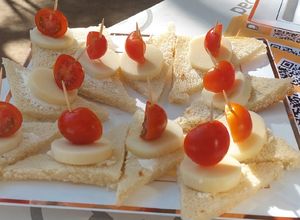 Una foto de Canapés fáciles con pan de molde