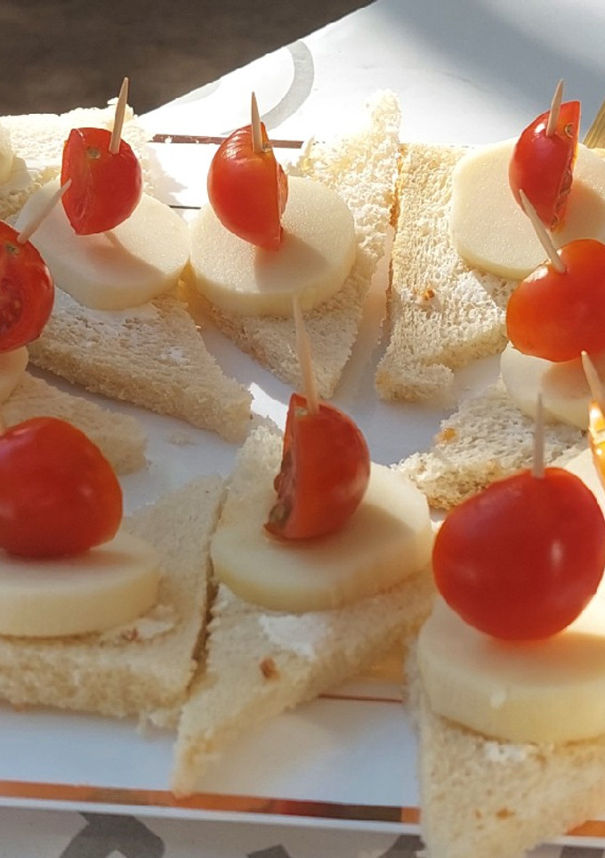 Una foto de Canapés fáciles con pan de molde