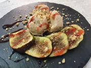 Una foto di gelato con la frutta