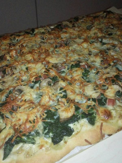 Una foto de Pizza de espinacas y champiñones