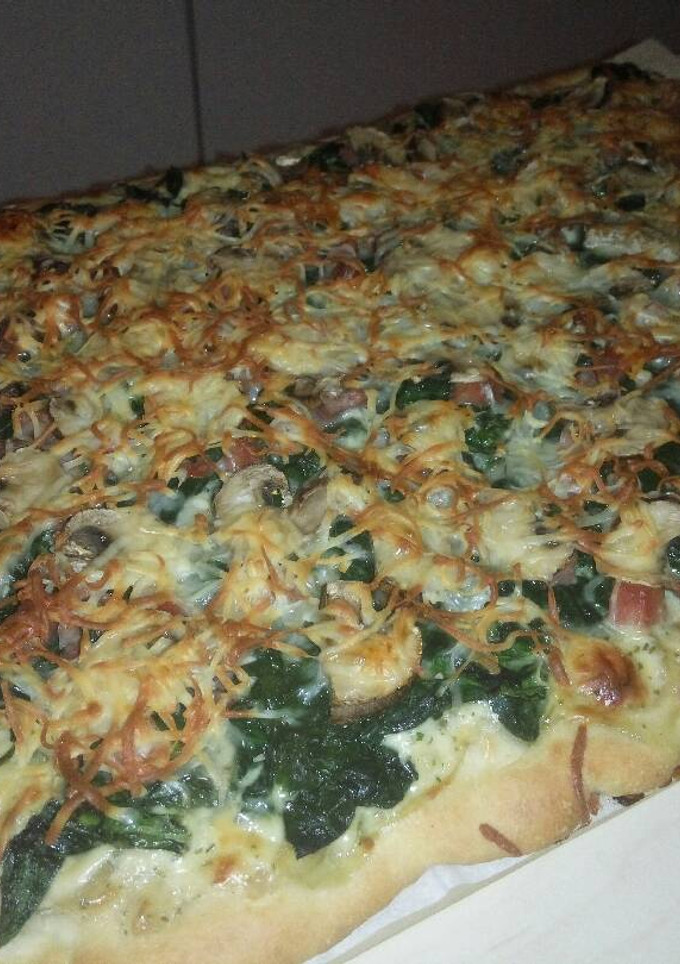 Una foto de Pizza de espinacas y champiñones