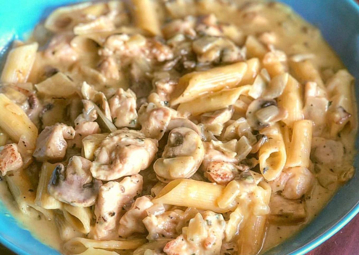Penne Rigate sin gluten con pollo al ajillo en salsa fit de curry y queso azul