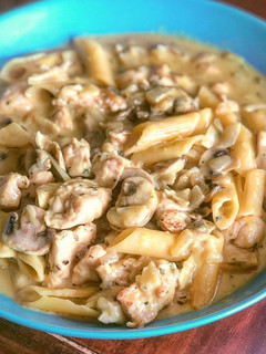 Una foto de Penne Rigate sin gluten con pollo al ajillo en salsa fit de curry y queso azul