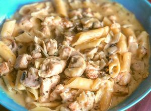 Foto principal de Penne Rigate sin gluten con pollo al ajillo en salsa fit de curry y queso azul