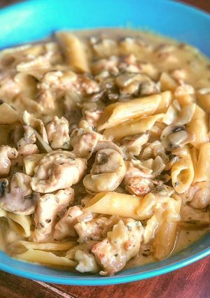 Una foto de Penne Rigate sin gluten con pollo al ajillo en salsa fit de curry y queso azul
