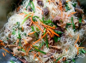 Hình của món Bún gạo khô xào lòng vịt.